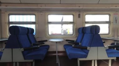trende boş koltuklar, hareket halindeki tren.