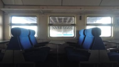 trende boş koltuklar, hareket halindeki tren.