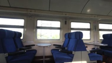 trende boş koltuklar, hareket halindeki tren.