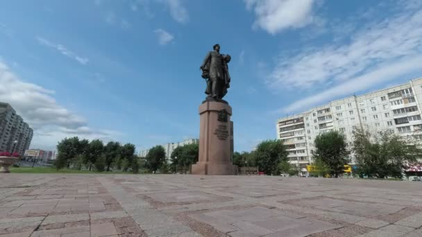 Rusland, Krasnojarsk, 2019 juli: monument van de eerste gouverneur van de regio Krasnoyarsk Stepanov. — Stockvideo