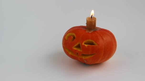 Citrouille d'Halloween sur fond blanc. Lanterne Jack de citrouille juteuse. Bougie allumée . — Video