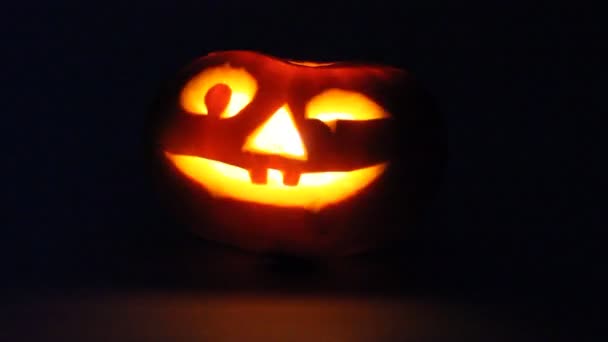 Calabaza de Halloween sobre fondo blanco. Linterna Jack de calabaza jugosa. Vela ardiente . — Vídeo de stock