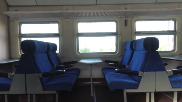 Lege zitplaatsen in de trein, de trein in beweging. — Stockvideo