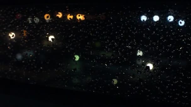 Gotas Lluvia Vidrio Luz Las Luces Nocturnas — Vídeo de stock