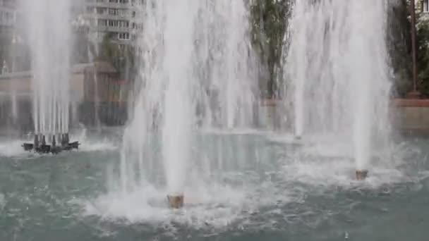 Água Flui Jatos Poderosos Fonte — Vídeo de Stock