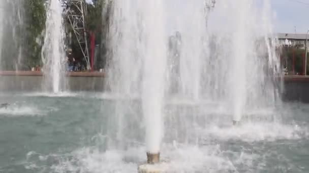 Νερό Ρέει Ισχυρά Τζετ Στο Σιντριβάνι — Αρχείο Βίντεο