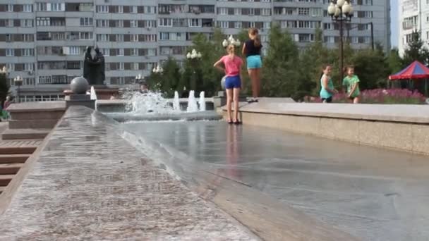 Russie, Krasnoïarsk, juillet 2019 : les enfants nagent dans une fontaine de la ville . — Video