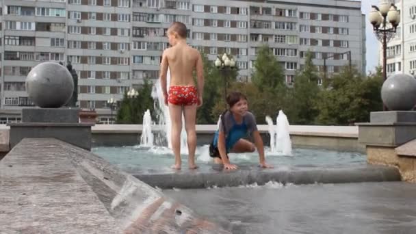 Rusko, Krasnojarsk, červenec 2019: děti plavou ve městské kašně. — Stock video