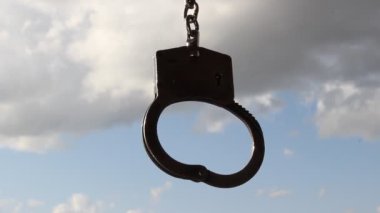 kelepçeler ve berrak gökyüzü. Yin-yang felsefe kavramı. İki zıt sembol: gökyüzü özgürlüğü, kelepçe-kölelik.