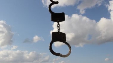 kelepçeler ve berrak gökyüzü. Yin-yang felsefe kavramı. İki zıt sembol: gökyüzü özgürlüğü, kelepçe-kölelik.