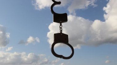 kelepçeler ve berrak gökyüzü. Yin-yang felsefe kavramı. İki zıt sembol: gökyüzü özgürlüğü, kelepçe-kölelik.