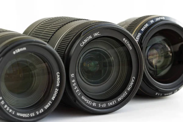Rússia, Krasnoyarsk, julho de 2019: Conjunto de lentes Canon EF sobre um fundo branco — Fotografia de Stock