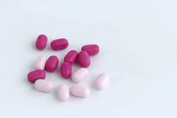 Píldoras de colores sobre fondo blanco, puñado de píldoras —  Fotos de Stock