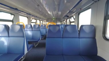 trende boş koltuklar, hareket halindeki tren.