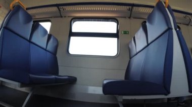 trende boş koltuklar, hareket halindeki tren.