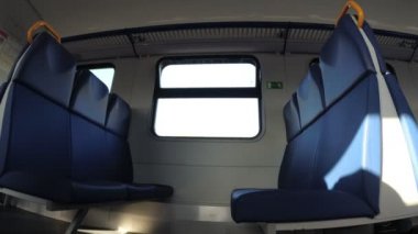 trende boş koltuklar, hareket halindeki tren.