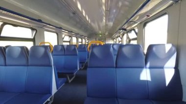 trende boş koltuklar, hareket halindeki tren.