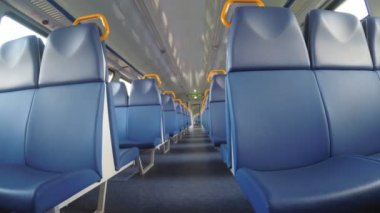 trende boş koltuklar, hareket halindeki tren.
