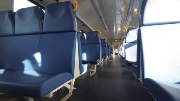 Lege zitplaatsen in de trein, de trein in beweging. — Stockvideo