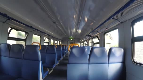 Пустые места в поезде, поезд в движении . — стоковое видео