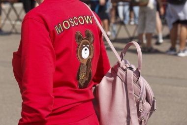Rusya, Krasnoyarsk, Temmuz 2019: Olimpiyat amblemi taşıyan eşofman