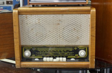 Rusya, Krasnoyarsk, Temmuz 2019: geçmişin teknolojisi, eski radyo.