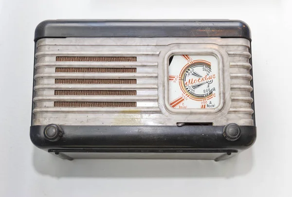Rosja, Krasnojarsk, lipiec 2019: technologia przeszłości, stare radio. — Zdjęcie stockowe