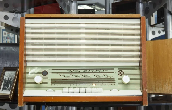 Russie, Krasnoïarsk, juillet 2019 : la technologie du passé, l'ancienne radio . — Photo