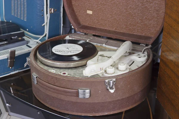 Rusko, Krasnojarsk, červenec 2019: technologie minulosti, starý vinylový gramofon. — Stock fotografie