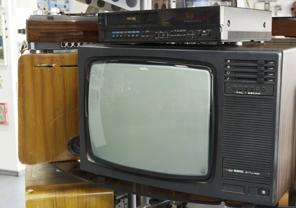Rússia, Krasnoyarsk, julho de 2019: o passado da tecnologia. TV antiga e VCR . — Fotografia de Stock