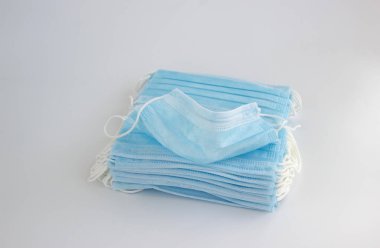 Grip ve diğer hastalıklara karşı korunmak için mavi renkli tıbbi maske. 