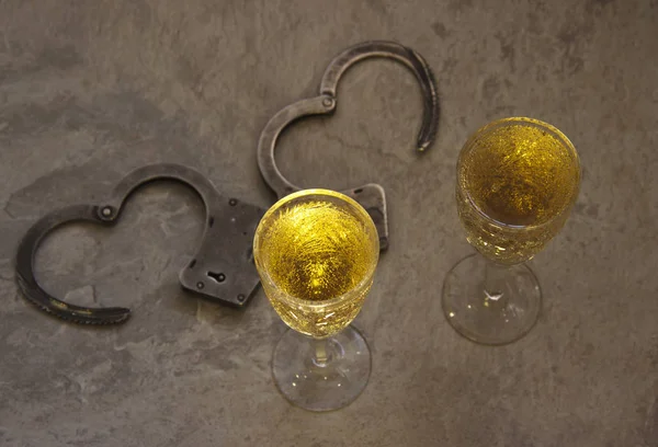 Две бутылки шампанского, наручники. Романтическая концепция вечной любви . — стоковое фото