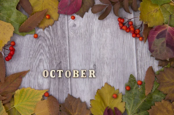 Herfst achtergrond, inscriptie oktober — Stockfoto