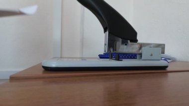 Ofis işi, senet zımbası.