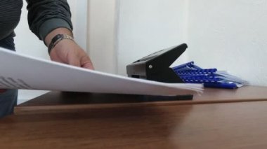 Ofis işi, delinen kağıt delgisi.