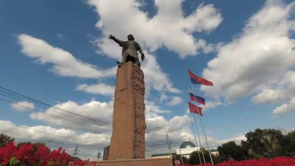 Rusia, Krasnoyarsk, julio de 2019: Monumento a Andrey Dubensky, fundador de Krasnoyarsk. lapso de tiempo . — Vídeo de stock