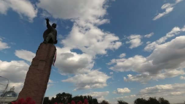 Rusya, Krasnoyarsk, Temmuz 2019: Krasnoyarsk 'ın kurucusu Andrey Dubensky Anıtı. zaman ayarlı. — Stok video