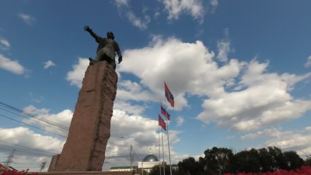 Rússia, Krasnoyarsk, julho de 2019: Monumento a Andrey Dubensky, fundador de Krasnoyarsk. período de tempo . — Vídeo de Stock