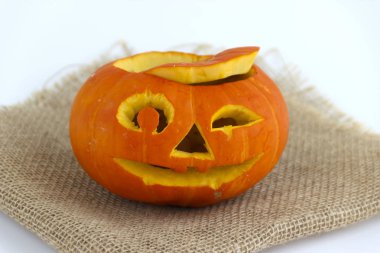 Çuval bezinde Cadılar Bayramı kabağı beyaz arka planda izole