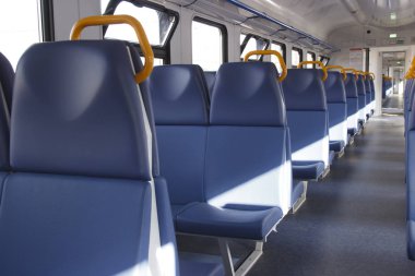 Şehir treninin boş bir vagonunda ücretsiz yolcu koltukları