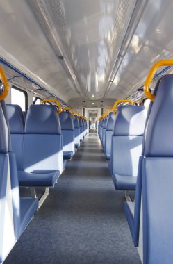 Şehir treninin boş bir vagonunda ücretsiz yolcu koltukları