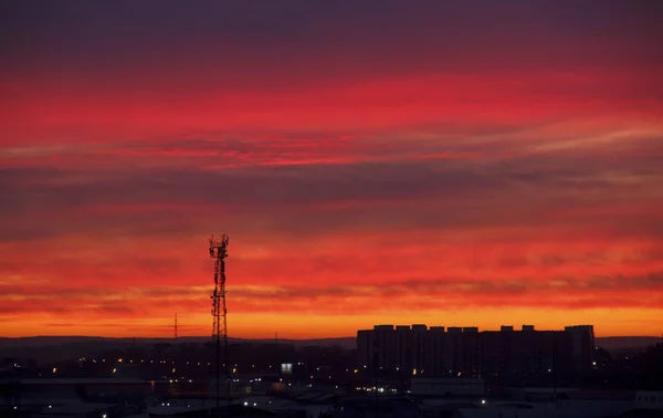 Вечерний закат в городе, яркое красное небо — стоковое фото