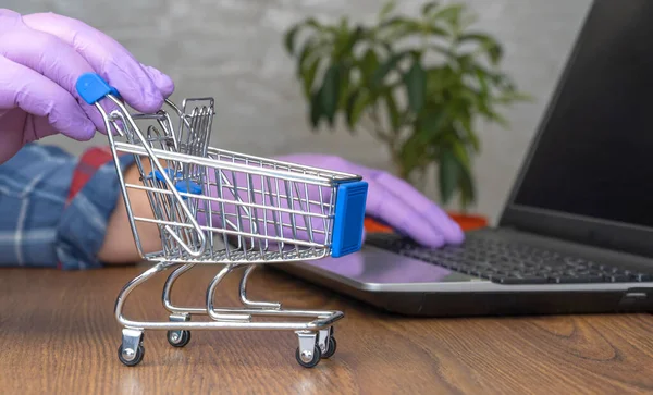 Warenkorb Hintergrund Bestellt Ein Mann Ein Produkt Auf Einem Laptop — Stockfoto