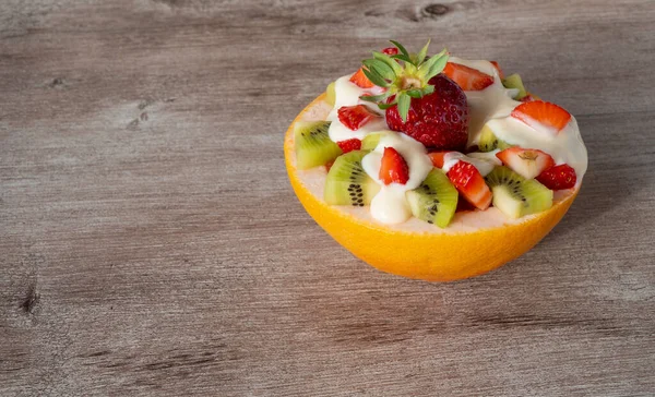 Ovocný Salát Hrnci Grapefruitu Ovocné Jídlo Dřevěném Pozadí Zdravá Dietní — Stock fotografie