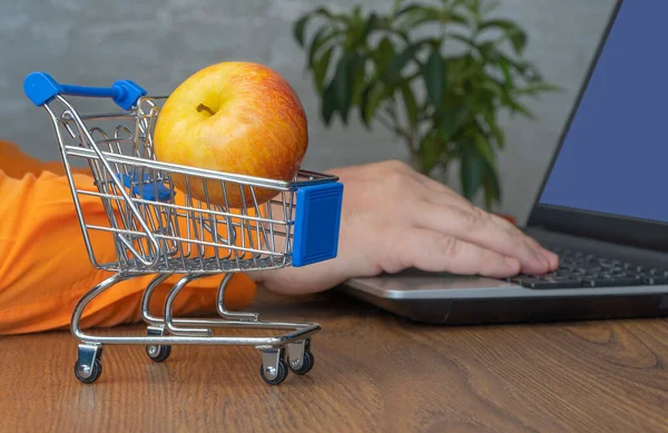 Warenkorb Mit Apfel Selektiver Fokus Hintergrund Bestellt Ein Mann Ein — Stockfoto