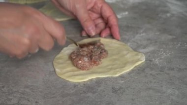 Evde chebureks pişiriyorum. Lezzetli et ve hamur.