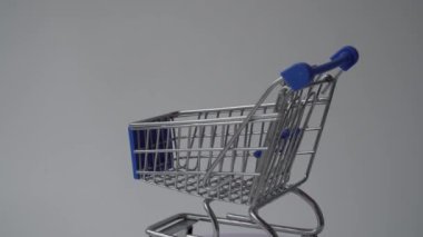 Beyaz arka planda alışveriş arabası. çevrimiçi alışveriş.
