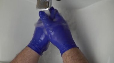 Bakteri ve virüsleri yok etmek için alkol jeliyle el yıkama. El hijyeni için dezenfektan jeli.. 