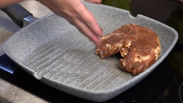Auf Einer Grillpfanne Werden Leckere Steaks Gebraten Konzept Des Kochens — Stockvideo