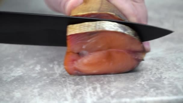 Острый Нож Резать Вкусную Копченую Рыбу — стоковое видео